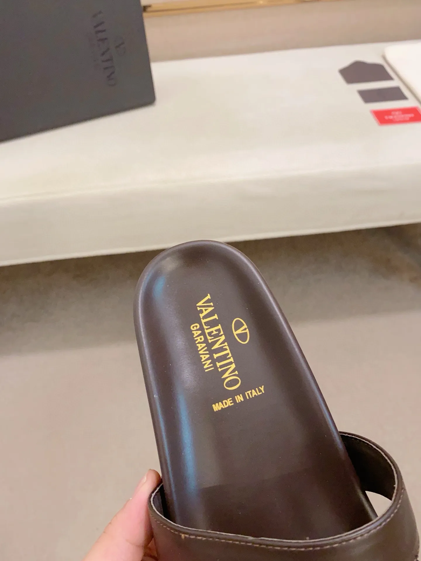 Men's shoes💰: 440💰[Valentino] New men's boutique slippers, counter quality, classic plaid, the actual workmanship is quite complex🔰The uppers are made of imported fabrics➕🐑Sheepskin lining, which tests the craftsman's craftsmanship➕original PU outsole. Size: 38-44 (45 can be customized, non-refundable)